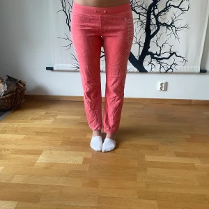 Juicy couture mjukbyxor - Mjukisbyxor från juicycouture. Det är en model som inte säljs längre men nypris är ca 1000kr. Pga tecken på användning säljs dessa för 200kr. På benet står det juicy couture i strass-stenar 