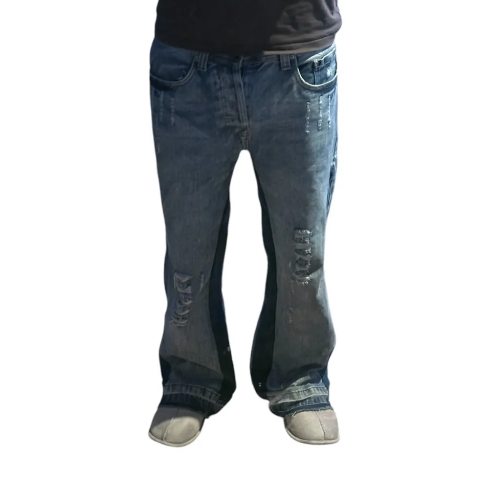 Så sjukt snygga custom flared jeans med as go distressing o snygg färg💯 Säljer till en lycklig själ får domma är nått annat asså🙏💯. Jeans & Byxor.