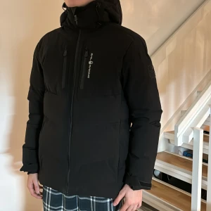 Sail racing jacka - Säljer nu min Sail racing jacka! Den är i ett bra skick. Förutom att vid höger ficka så har det blivit en liten öppning, som krävs att sy. Men annars är den i ett bra skick. Modellen är 182cm och bär storlek M.