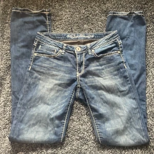 Raka jeans - Ett par jätte fina och sköna jeans säljer dom för dom är lite för stora, SKRIV GÄRNA INAN NI KÖPER
