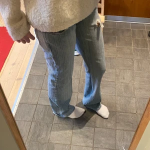 Dolce Gabbana jeans - Jättesnygga lågmidjade bootcut jeans. Lite slitna där nere men bara snyggt. Omsydda till den perfekta passformen, hör av dig vid bilder på sömmar eller mått!❤️❤️