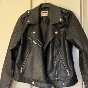Skinnjacka - Skitsnygg skinnjacka från VERO MODA🖤