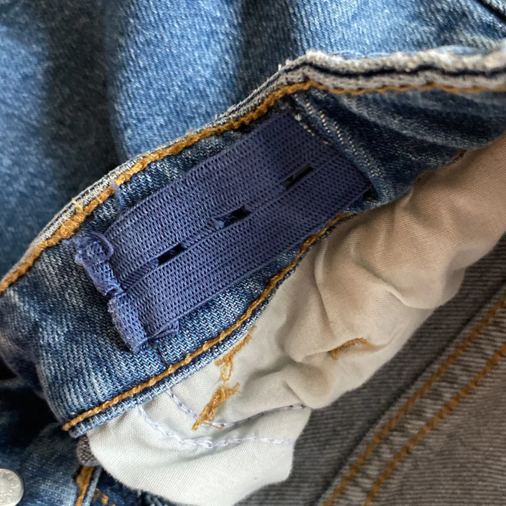 Ett par jättesnygga jeans som är använda men i gott skick. De har inga defekter 💗Jag säljer dem då de har blivit för små! De är ifrån Lindex och har resor i midjan så att man kan justera passform 🙌🏻Kontakta mig vid frågor eller om du vill ha mått! . Jeans & Byxor.