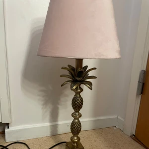 Lampa - En jättefin guldig ananaslampa, hämtas upp i Eskilstuna säljer för 400, nypris ungefär 500