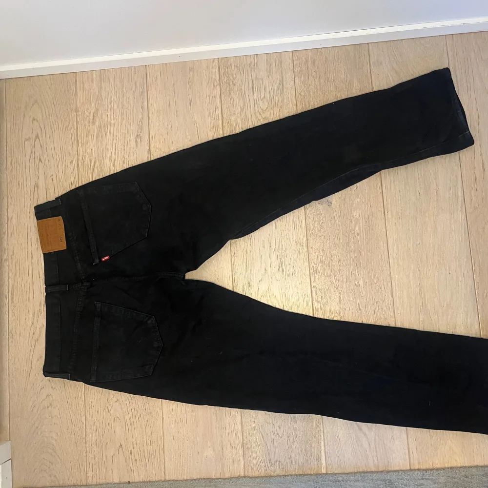 Have been used a bit, and the color has faded just a little, but not that much that it could be seen straight away. The style is straight leg.  W33/L30. Jeans & Byxor.