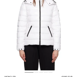 Moncler jacka  - Vit moncler jacka☺️Inga defekter, pros kan diskuteras 
