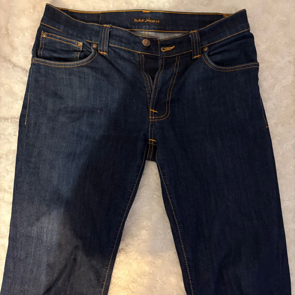 Säljer ett par mörk blå Nudie jeans i stl 33-32 sitter mindre i midjan skulle säga 30 eller 31 i midjan. Längden är normal. Knappt använda, bra skick. Nypris ca 1000+. Jeans & Byxor.