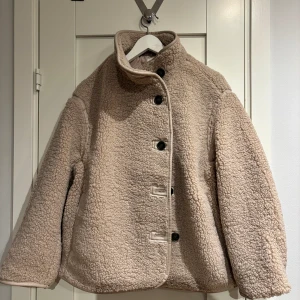  Skit snygg teddyjacka - Säljer denna skit snygga teddyjackan. Aldrig använd i storlek S men säljer även en till i storlek L