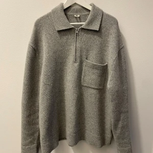 ARKET Stickad Halfzip - Skön halfzip från Arket i bra skick. Perfekt till hösten.