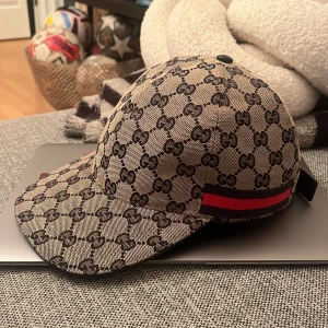 Gucci keps  -  Väldigt sällsynt  Har en skada annars som ny.  Kan bytas också.  Kommer inte med box!!                         Vet inte om den är äkta 