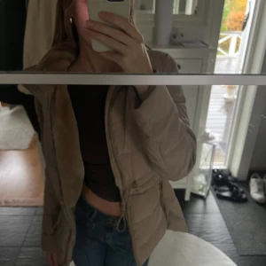 Champagnefärgad vinterjacka  - Storlek s, oanvänd så i mycket bra skick. Jättevarmt och fluffig inuti. 