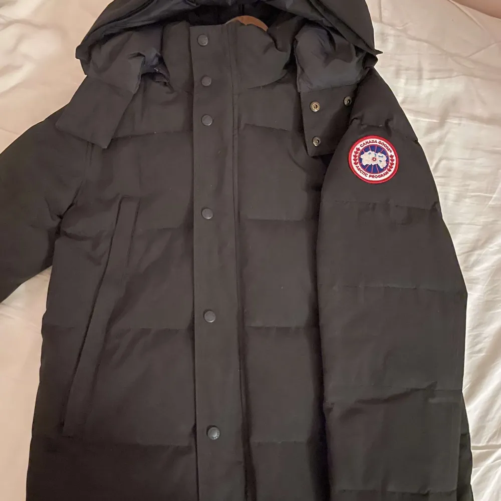 Säljer en Canada Goose-jacka för män, storlek M  Säljer en Canada Goose vinterjacka i storlek M-L. Modellen är stilren och perfekt för kalla vintrar. Jackan har endast använts några få gånger. . Jackor.