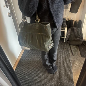 Handväska - En fin vintage handväska från hm som är använd men kommer inte längre till användning,rymmer mycket!✨