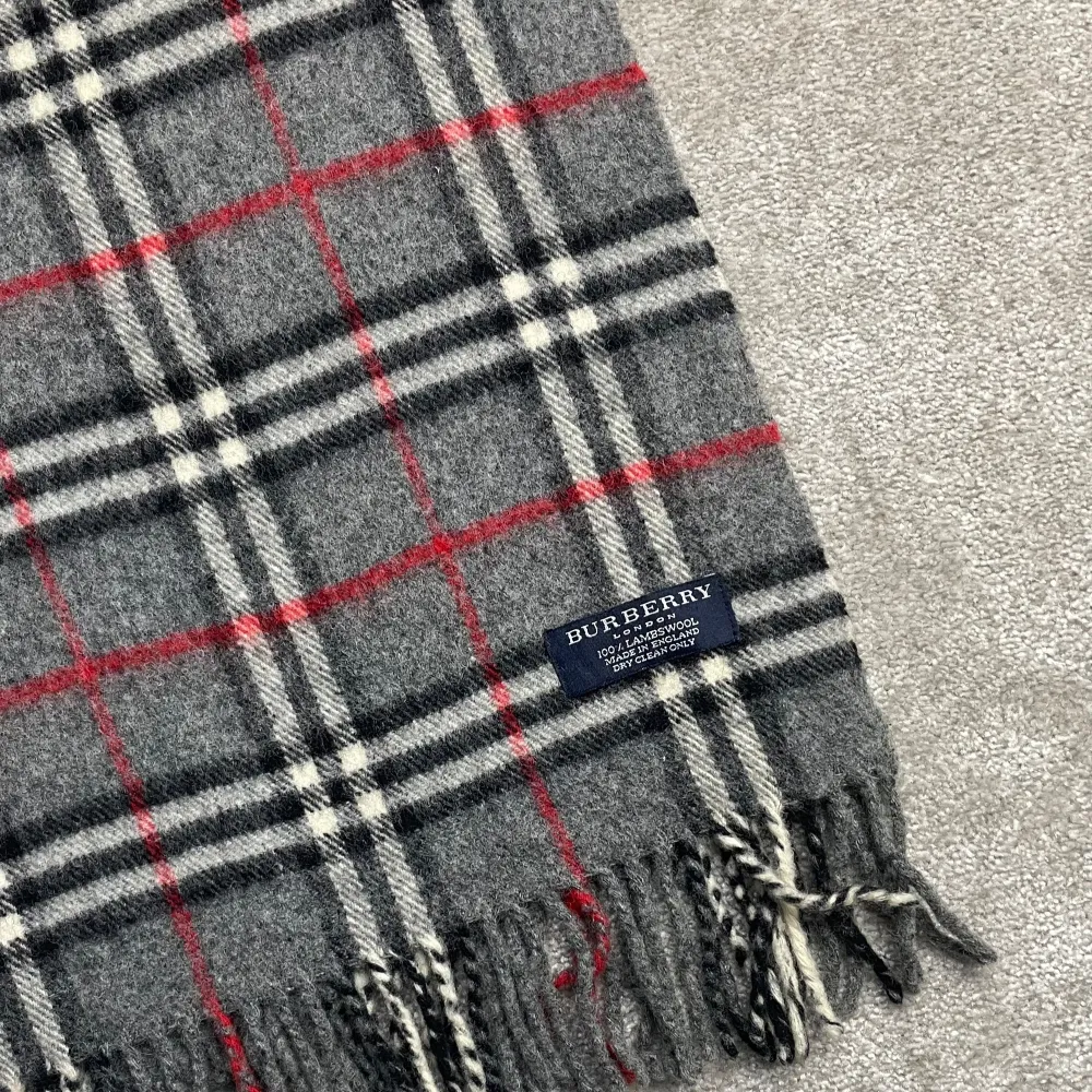 Burberry scarf | Skick: 9/10 |  Storlek: onesize | Material: lambswool | Pris: 799 kr | Tillbehör: inget | Fler frågor? Hör av dig isåfall!. Övrigt.