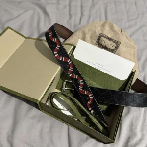 Gucci snake bälte - Säljer nu mitt bälte då jag aldrig använder den. Skicket är 10/10 alla tillbehör finns med och kommer med. 