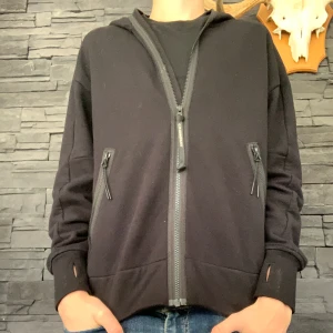 Cp company hoddie - -En svart cp company hoddie i bra skick, 8,5/10.  -Nypris ca 3000kr, mitt pris 1199kr -Priset kan diskuteras 