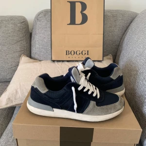 Rockrunners skor - Ett par feta rockrunners från Boggi Milano. Skicket på skorna 8-10, nypriset ligger på cirka 2500 mitt pris 699. Priset är inte hugget i sten. Tvättar skorna noga innan jag fraktar. Storlek 42