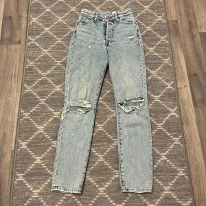 Jeans - ”Mom jeans” från H&M i fint skick, knappt använda☺️