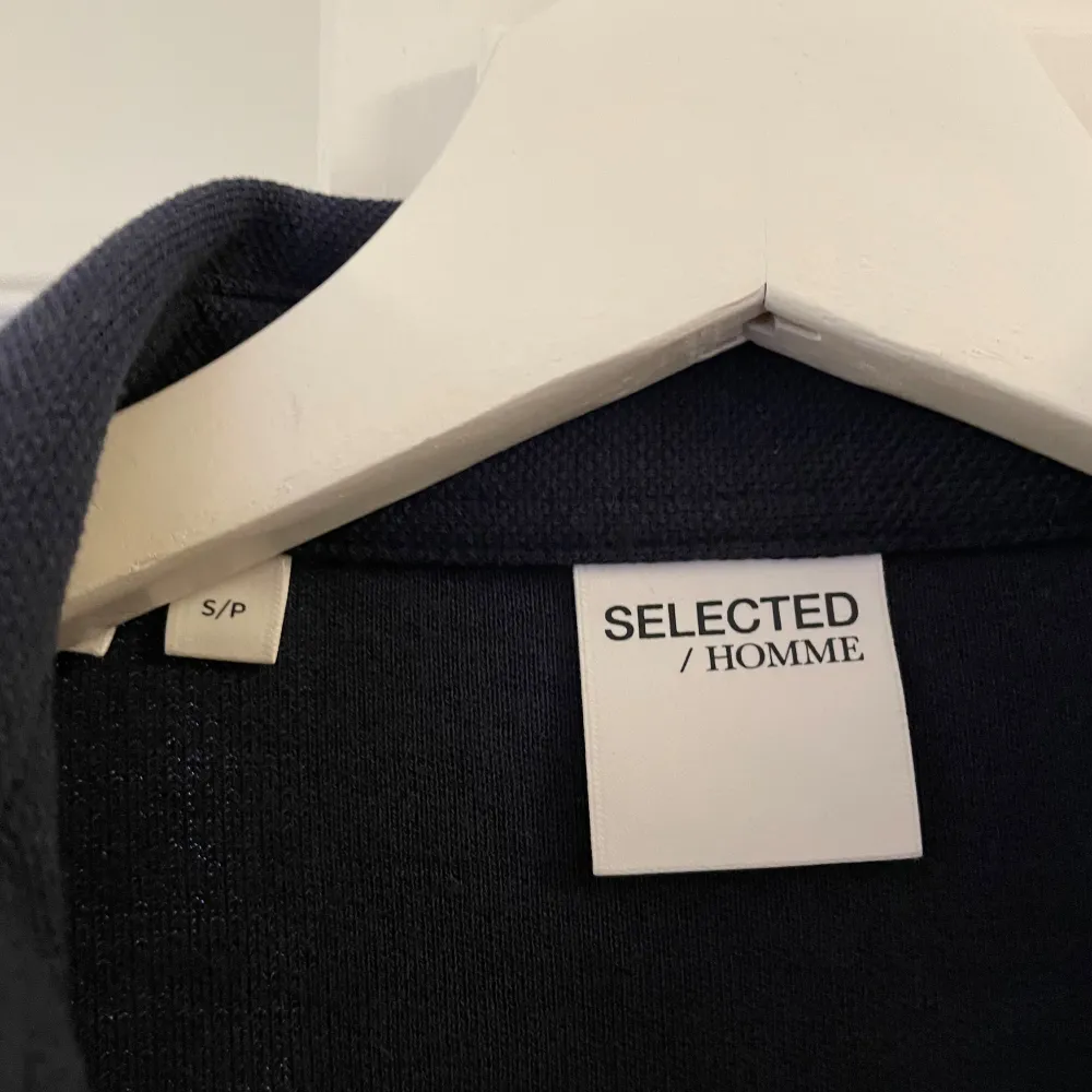 Säljer nu min sprillans nya overshirt från selected homme storlek S men sitter lite stor kond 10/10 har använt den 1 gång ny pris 800 mitt pris 750. Jackor.