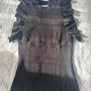 Tröja - Säljer denna fina tröjan som har lite volanger vid armarna, jag köpte den på H&M och är i storlek XS. Tröjan är i gott skick utan några defekter💗