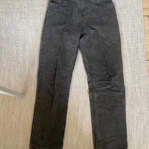 Grunt jeans - Grunt jeans i nyskick knappt använda, inköpta för 649 på kidsbrandstore de är mörkgråa/svarta i tvätten och jag skulle säga att de passar från ca 165-175 ksk 178 typ