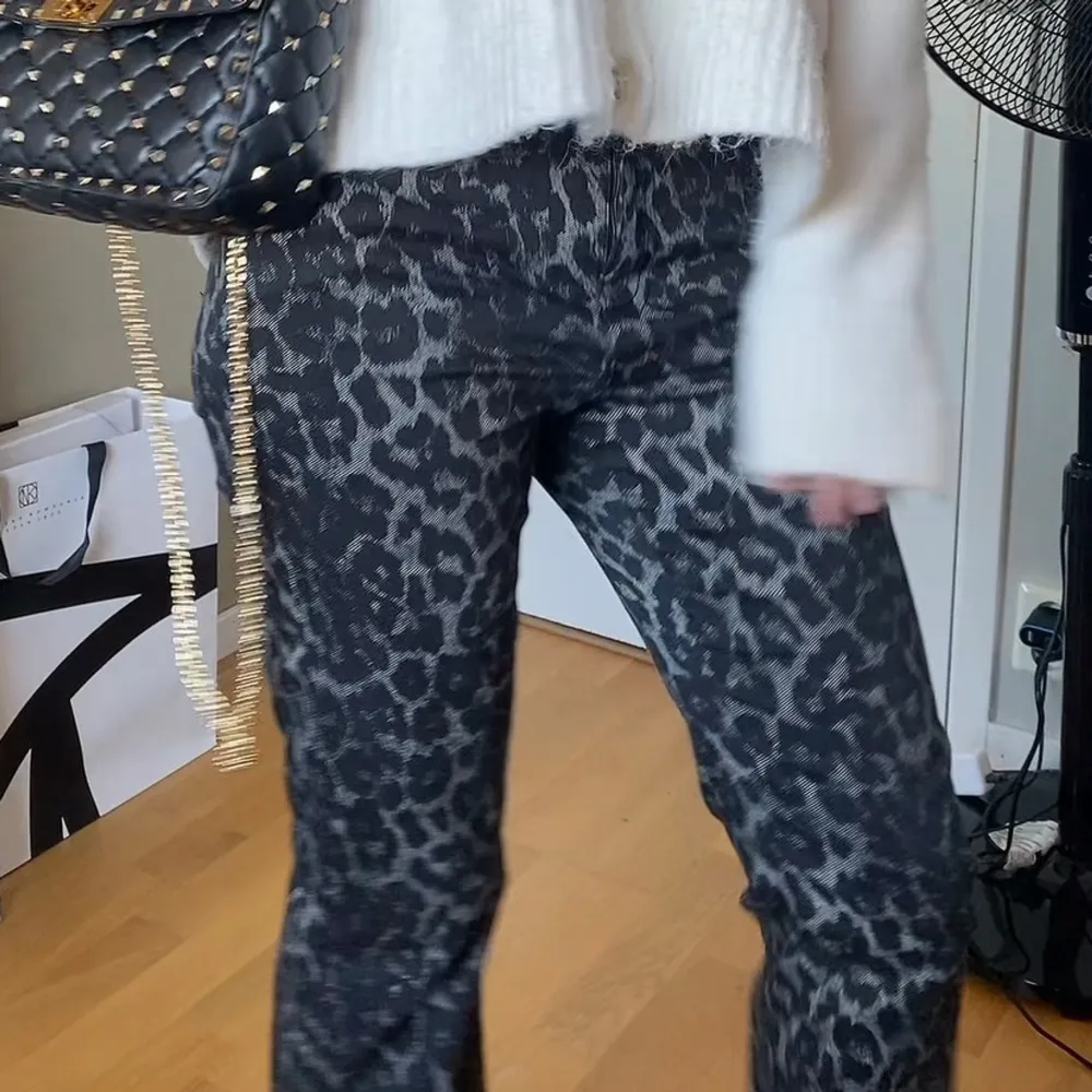 Säljer dessa trendiga jeansen i leopardmönster. Säljer för 350kr men vid snabb affär kan pris diskuteras. (Dom är klippta lite nertill). Farkut & Housut.
