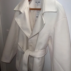 Säljer en kort vinter kappa helt ny! - Säljer en kort vinterkappa i aprikos färg, helt ny och i nyskick. Jag har tyvärr inte haft på mig den eftersom storleken inte passar mig längre. Inköpspris var 900 kr, men jag säljer den nu för 500 kr. Kontakta mig om du är intresserad!