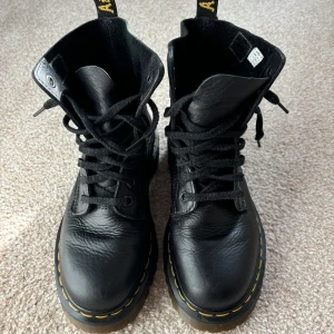 Dr. Martens 1460 - Dr. Martens 1460 8-hålsskor i läder.  Superfina Dr martens som ser oanvända ut. Endast använda ett fåtal gånger då jag valde fel stl.  Stl 37 