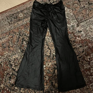  svarta skinn bootcut leggings - Snygga helt oanvända leggings som går att justera fram jag är 175 cm på bilderna, stretigt material och mjuka på insidan. använd köp nu