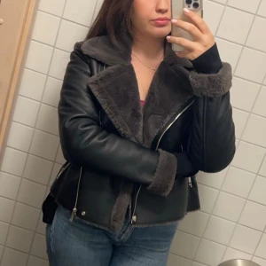 Svart jacka  - Säljer den här super fina jackan från Mango då jag redan har en likadan. storlek M, helt ny. Ordinarie pris : 1049kr, kan skicka fler bilder privat