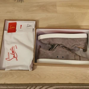 louboutin skor grå - Storlek 43  Priset kan diskuteras vid snabb affär  Helt nya, vill sälja dom för att de är lite stora för mig 