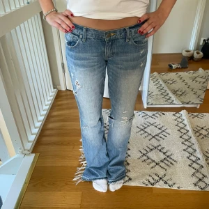 Blå jeans med slitningar - innerbens längd 80 . midjemått 43