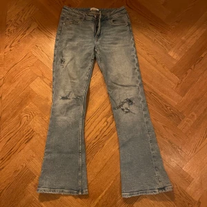 Jeans bootcut med hål - Säljer dessa jeans från Young Gina i 158!