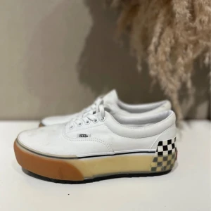 Vans Era Stacked White Sneakers - Sparsamt använda, en tvätt skulle göra dom gott.