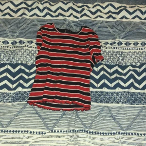 T shirt - Säljer då den inte är min stil 