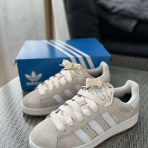 Adidas Campus Beige - I bra skick. Lite synlig användning. Box medföljer.