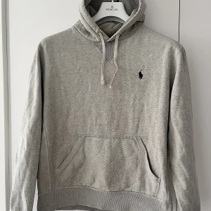 POLO RALPH LAUREN hoodie - Fet, grå Ralph Lauren hoodie😎. Bra skick och inga defekter. Storlek S. Nypris 1500.