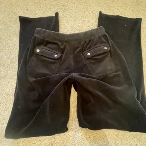 Svarta juicy byxor i barn storlek💛 - Dom är i ett hyfsat skick, snöret är borta men knapparna till har jag koll på. Skulle säga att du mellan 145-155 kan ha dom💛