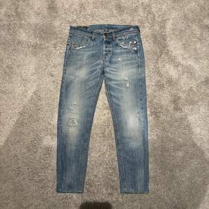 Säljer ett par blåa dondup Pointer jeans i storlek 32/32. Säljes i befintligt! Nypris 3000kr  Mitt pris 699. Först till kvarn!  