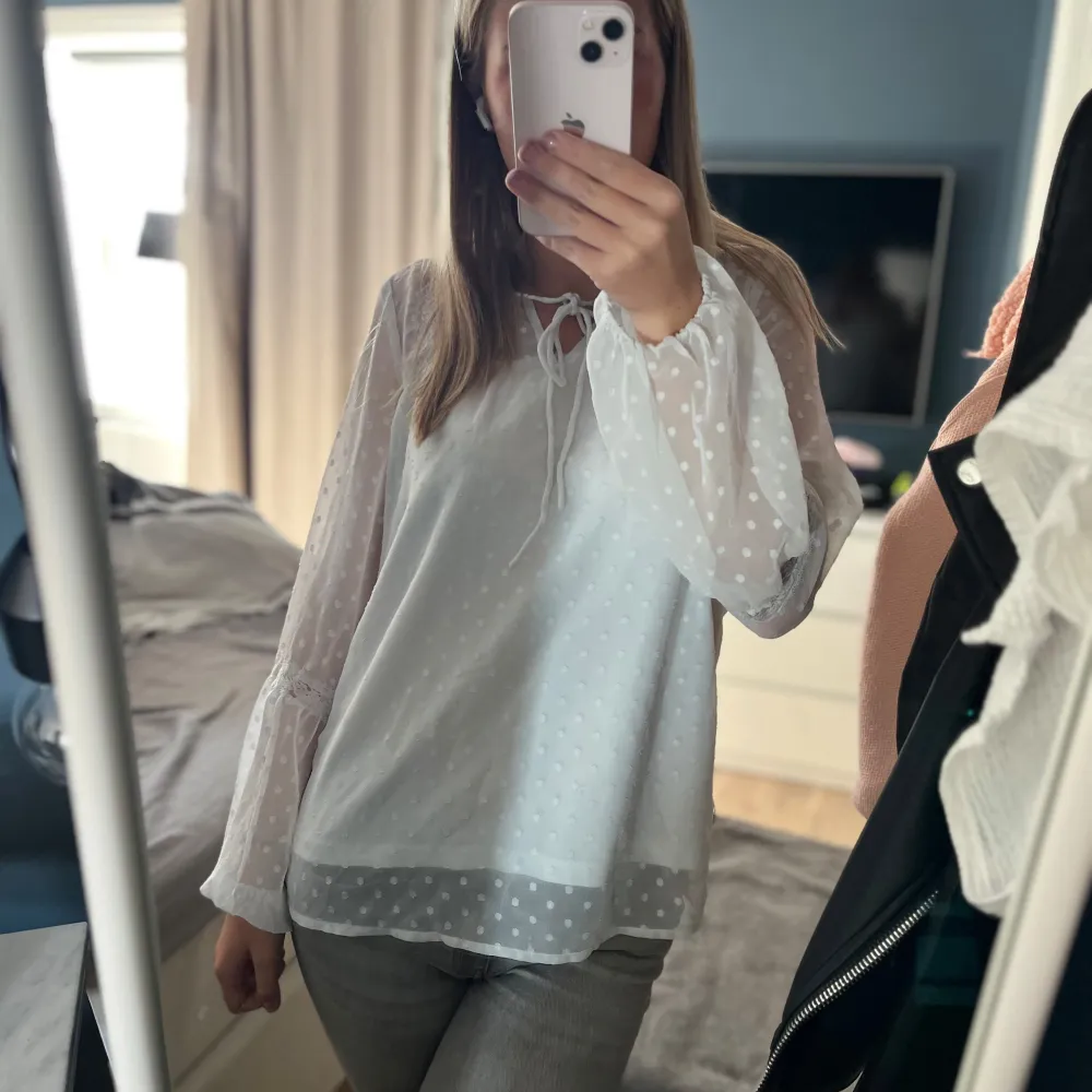 Vit blus från vero Moda. Fint skick men det har ett hål vid armen. Använd ett få antal gånger så skulle säga okej skick även fast det är hål. Men det är något jag tror man lätt skulle kunna fixat jag har bara inte tagit tag i det och gillar inte den. Puserot.