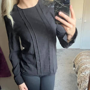 Svart tröja - En svart tröja nästan aldrig användt💕 passar mig som har stl xs/s☺️ inga defekter utom ena armen där knappen saknas kolla bild☺️