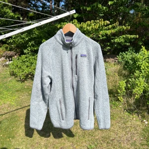 Patagonia Grå Fleecejacka - Skön fleecejacka från Patagonia. Fleecejackan har inte använts mer än 4 ggr och är därmed i väldigt fint skick, den är även nytvättad. Tröjan köptes i vintras för 1595 kr. Hör gärna av dig vid fler frågor :)