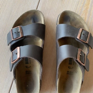 Birkenstock tofflor strl 39 - Birkenstock tofflor i strl 39, brunt skinn