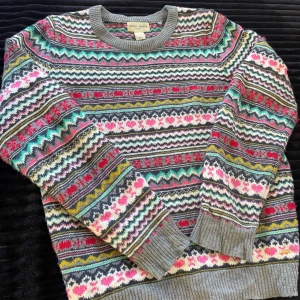 Tjocktröja med mönster - En skön tjocktröja med fint möntser. Höstig och vintrig ❄️❤️ Holly & Whyte kollektion från Lindex. Bra skick utan tydliga defekter. Pris kan diskuteras!