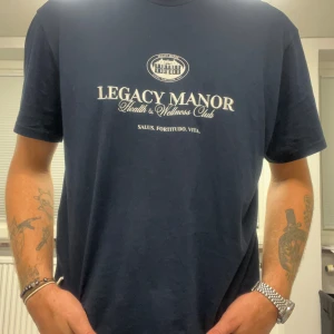 Marin blå t-shirts med tryck - Marinblå t shirt med ett nice tryck, använd typ 5 gånger. I storlek XL från pier one