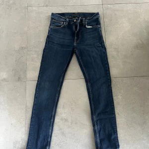 Nudie jeans - Säljer ett par feta Nudie jeans som är mörkblåa. De har passformen slim fit och modell Lean Dean. Skicket är 9/10. Har använt dem ett par gånger men har växt ur dem. Ordinarie pris: 1600kr