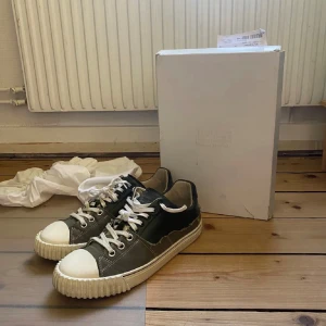 Maison margiela evolution - Riktigt sköna skor som jag nyss köpte men de var för stora. Låda och allt og medföljer