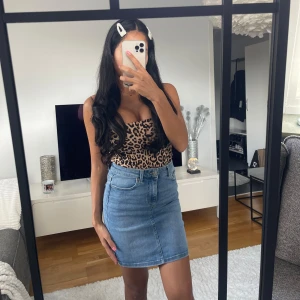 Linne och/eller jeanskjol - Linne: New yorker stl M (50 kr) Jeanskjol: Nelly stl S (100 kr) 