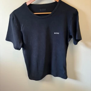 Boss T-shirt - Snygg marin blå Boss T-shirt utan några skador. Använt ett par gånger. Skriv om frågar och pris går att diskutera vid snabb affär🔥