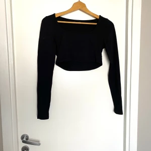 Svart tröja - Priset är alltid diskuterbart!🩷Kortare svart långärmad tröja från shein, strl M. Bara använt någon gång